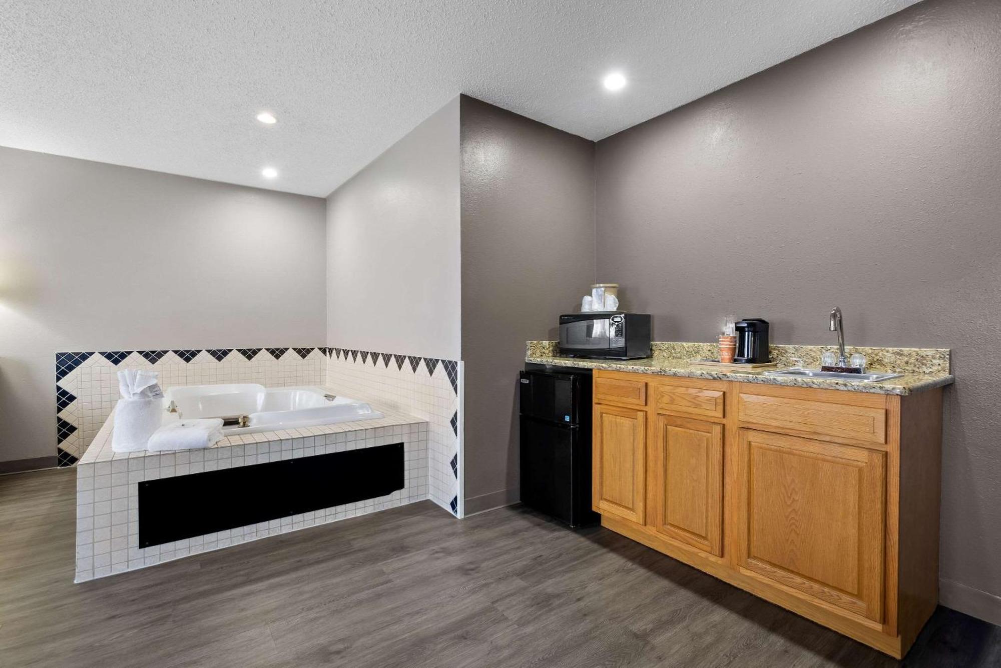 Quality Inn Near Monument Health Rapid City Hospital Экстерьер фото